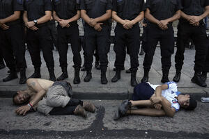 MASOVNI PROTESTI U BUENOS AJRESU: Argentinci na ulicama zbog ekonomskih reformi predsednika Mileja (FOTO)