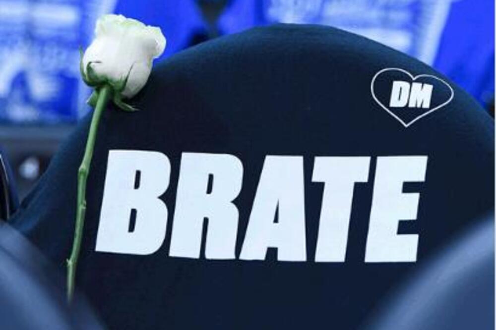 POTRESNA SCENA U ČEJS CENTRU: Na Dekijevom mestu majica sa natpisom "BRATE" i jedna BELA RUŽA!