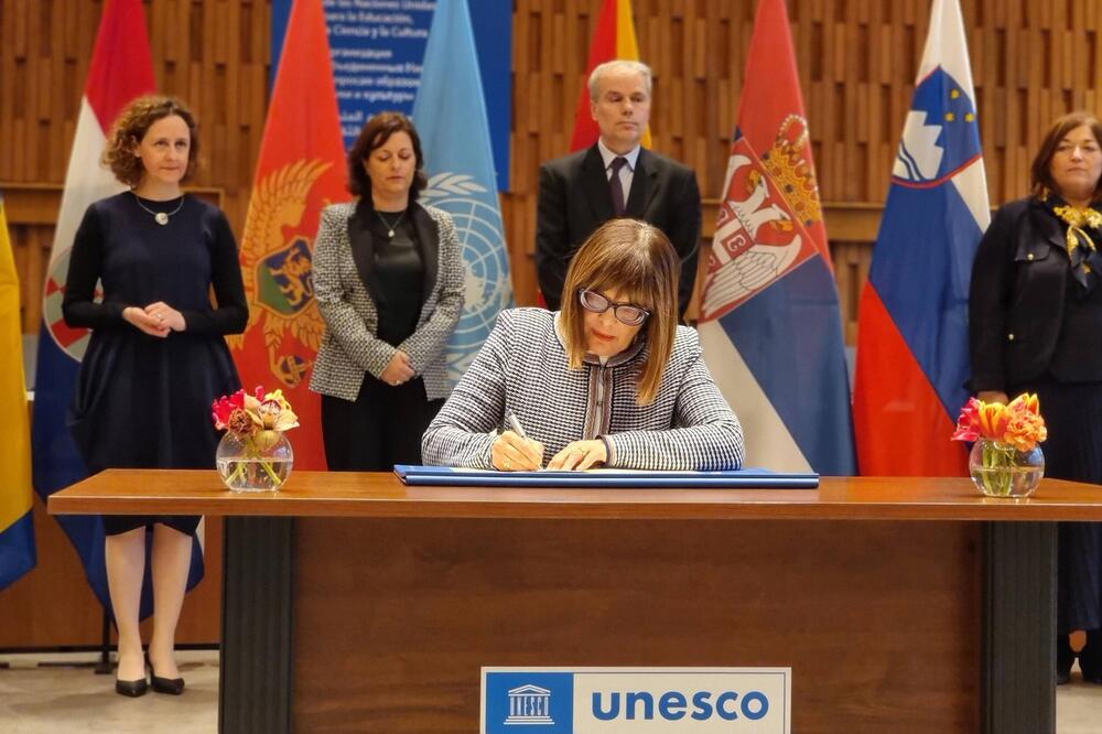 IZLOŽBA DA PODSEĆA NA STRADALNIKE Potpisan Sporazum o uspostavljanju zajedničke postavke u "Jugoslovenskom paviljonu" u Aušvicu