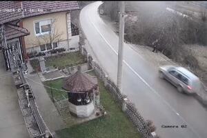 DRAMATIČAN SNIMAK ZABELEŽEN KOD KRUŠEVCA: Telefonirao dok je vozio i zaleteo se na pešaka! VIDEO