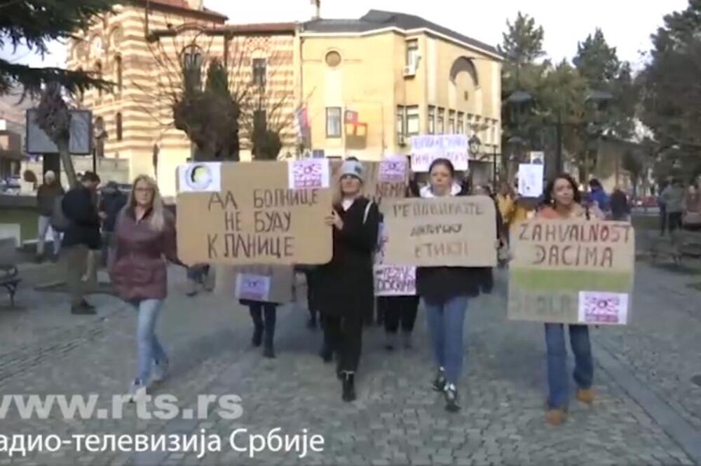 PROTEST U VRANJU ZBOG AKUŠERSKOG NASILJA! Građani traže da se ženama omogući prisustvo pratioca!