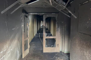 SABLASNE FOTOGRAFIJE UNUTRAŠNJOSTI BOLNICE ČIGOTA: Zidovi pocrneli posle velikog požara, stakla popucala od vreline (FOTO)