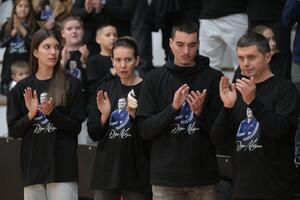 JECAJI PARAJU NEBO! PORODICA DEJANA MILOJEVIĆA U SUZAMA: Supruga Nataša, ćerka Maša i sin Nikola na oproštaju u KK Beovuk