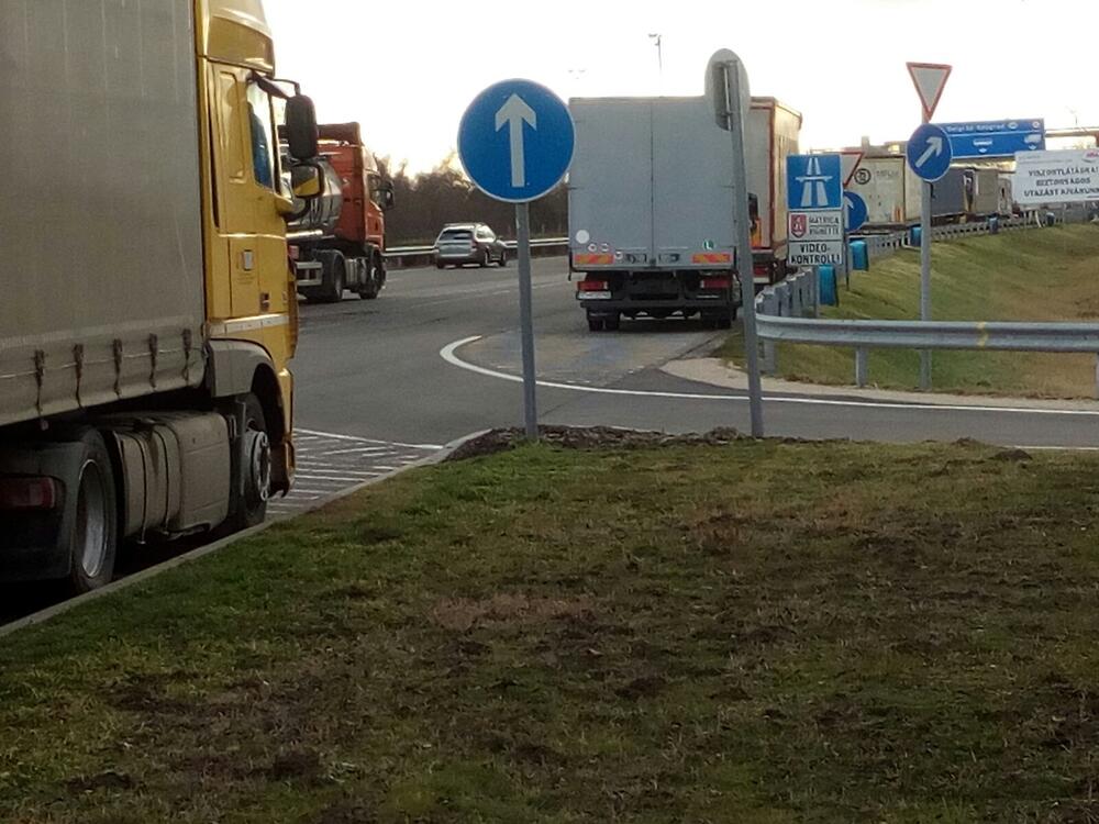STANJE NA GRANICAMA: Kamioni na Horgošu čekaju šest sati, na Kelebiji 5, zadržavanja od po 4 sata na Batrovcima i Sremskoj Rači