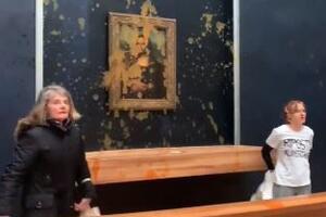 SRAMOTAN INCIDENT U LUVRU: Ekološki aktivisti prosuli supu na sliku Mona Lize (VIDEO)