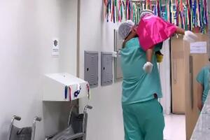 LJUDI PLAČU KAO KIŠA POSLE OVOG SNIMKA: Evo šta doktor pedijatar radi sa DECOM pre nego što uđu u operacionu salu (VIDEO)