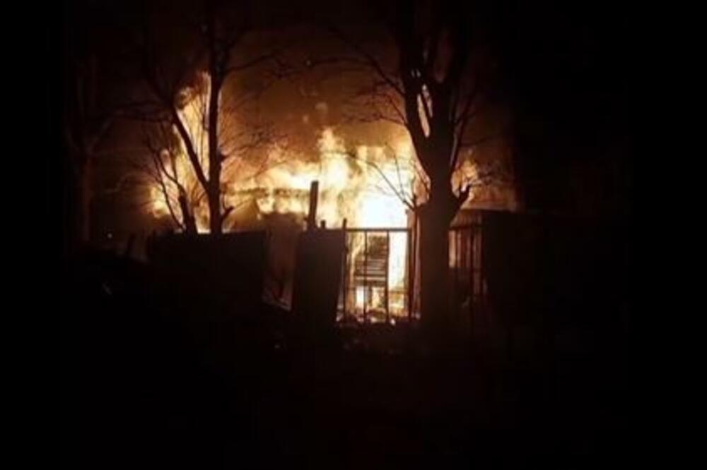 POŽAR NA KARABURMI: Zapalila se šupa, vatrogasne ekipe na terenu (VIDEO)
