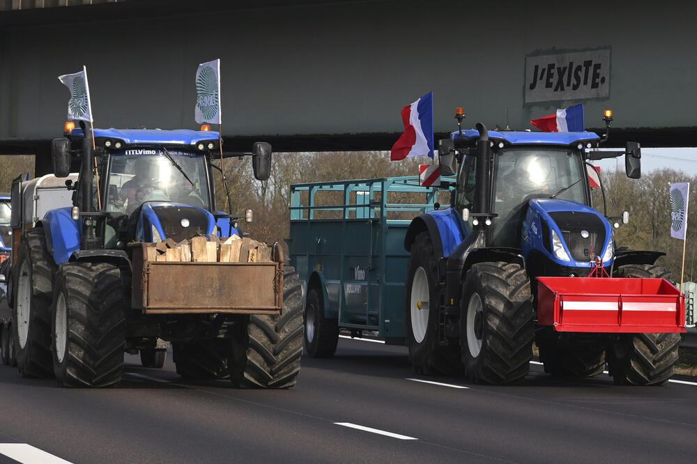 HAPŠENJA SE NIŽU Francuska policija privela 18 farmera u blizini Pariza