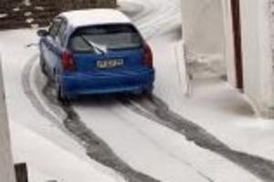 OLUJA AVGI PARALISALA GRČKU: Snežne mećave BLOKIRALE ulice, saobraćaj obustavljen, izdato VAŽNO upozorenje (FOTO/VIDEO)