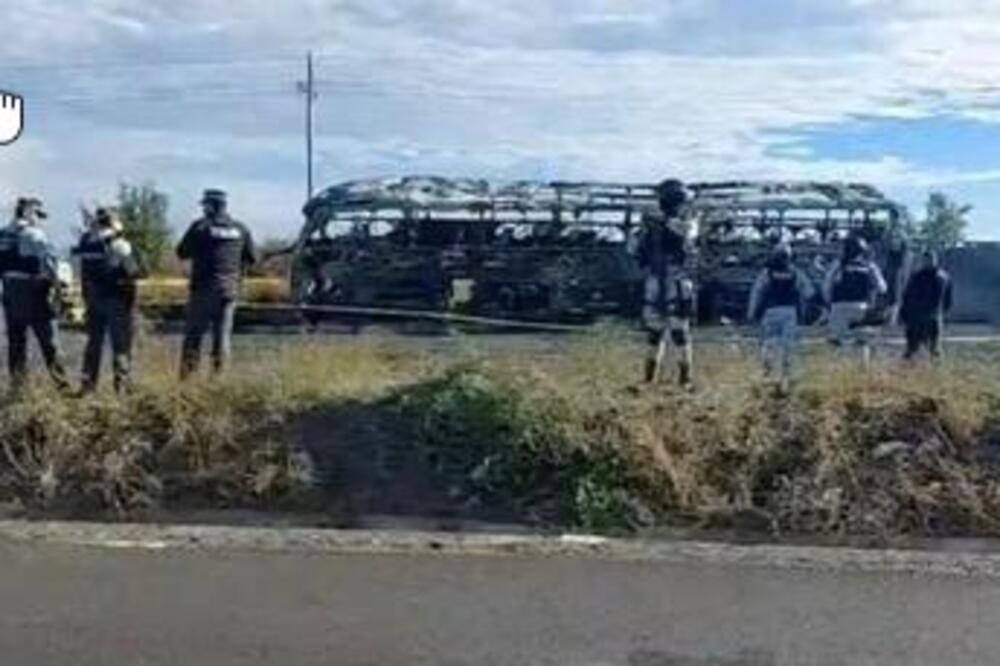 19 MRTVIH, 18 POVREĐENIH! Stravična nesreća u Meksiku: Sudarili se autobus i kamion, oba vozila izgorela (FOTO)