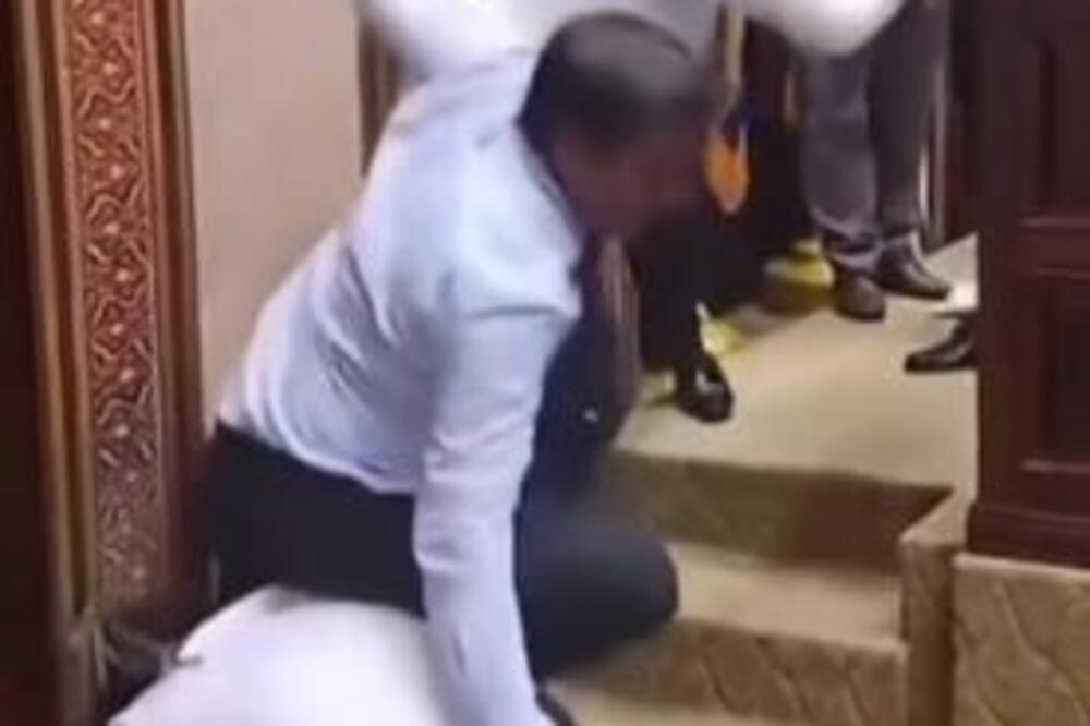 URNEBESAN DŽUMBUS U SKUPŠTINI MALDIVA: Poslanici se potukli, glave gurali jedni drugima među noge i vukli se za nogavice (VIDEO)
