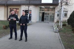 ODVELI IH U STANICU I ZAPLENILI VOZILO HITNE Osoblje ambulante koju koriste Srbi u Prištini pušteno nakon višečasovnog zadržavanja