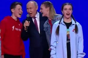 PUTIN S OMLADINOM PEVAO HIMNU RUSIJE: Ako idete ka svom cilju ispunićete san i uspećemo još više! (VIDEO)