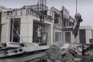 IMA MRTVIH! UKRAJINCI GRANATIRALI PEKARU U LUGANSKU AMERIČKOM RAKETOM: Desetine civila pod ruševinama (VIDEO)