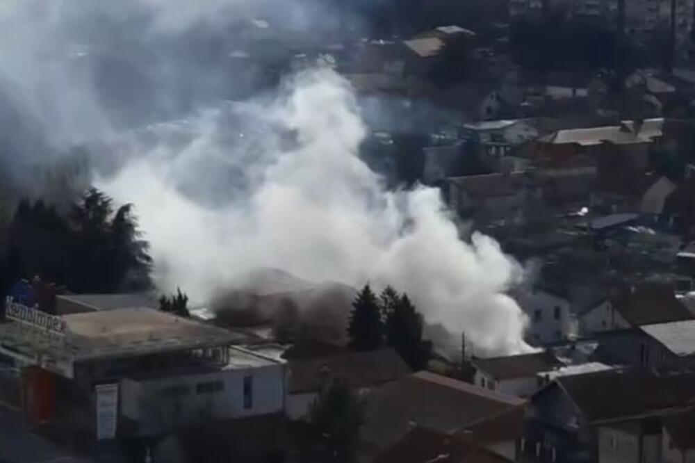 VELIKI POŽAR U BEOGRADU: Gust dim kulja nad Marinkovom barom, vatrogasci na terenu (VIDEO)