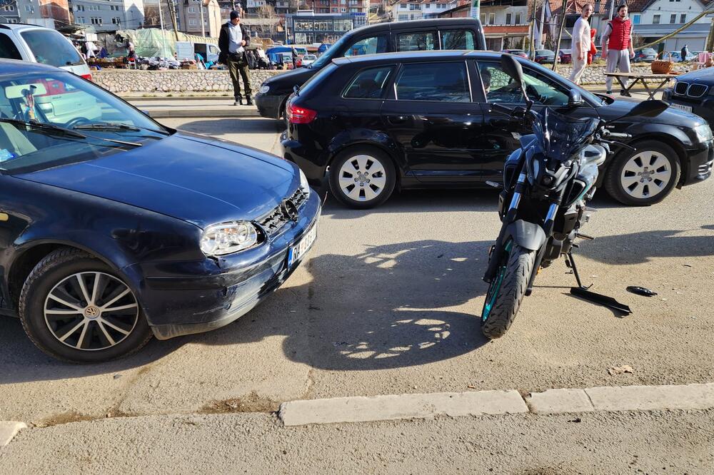 PRVE SLIKE TEŠKE SAOBRAĆAJKE U NOVOM PAZARU: Motociklista teško povređen, saobraćaj obustavljen zbog istrage (FOTO)