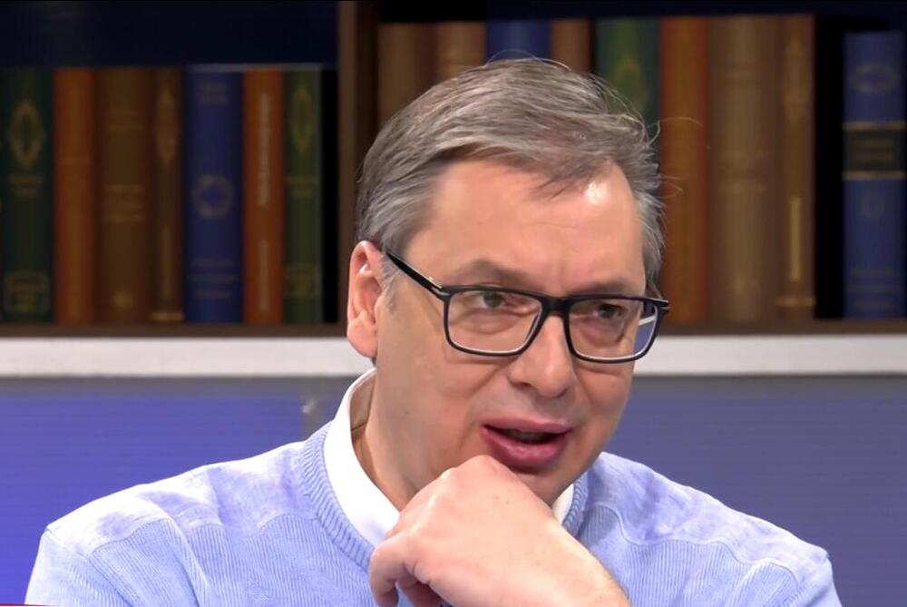 Aleksandar Vučić, Ćirilica