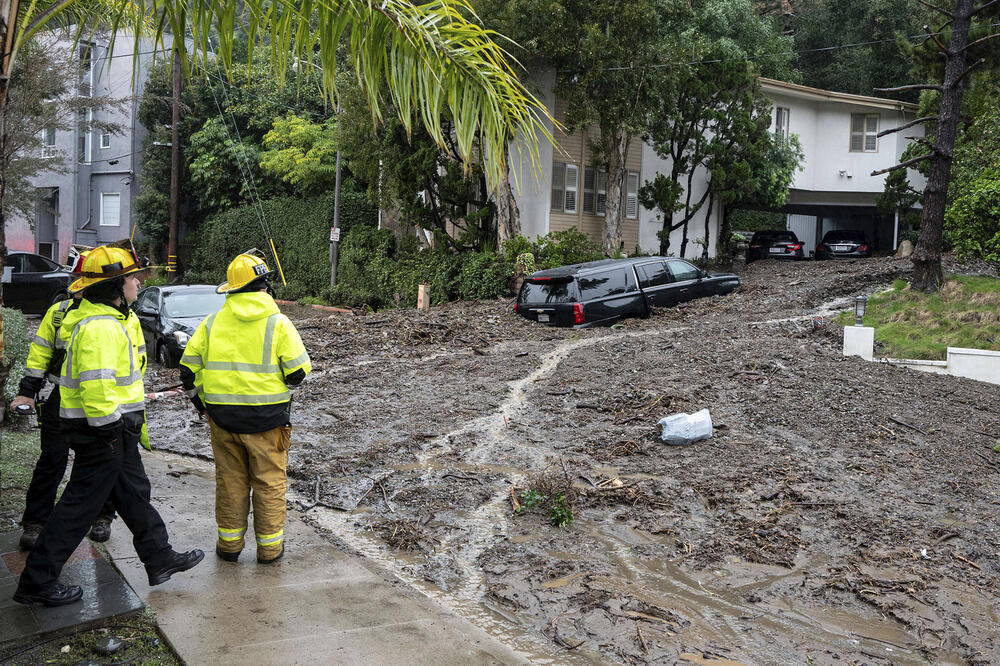 HAOS U KALIFORNIJI, PROGLAŠENO VANREDNO STANJE Poplave ne staju zbog "atmosferske reke", najmanje TROJE MRTVIH (FOTO, VIDEO)