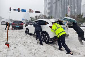 SNEŽNI KOLAPS U KINI Automobili danima zaglavljeni na putu, svuda su polomljena stabla, a ima i MRTVIH (FOTO, VIDEO)