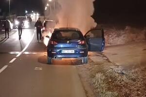 ALFA U PLAMENU! Izgoreo automobil kod Obrenovca, plamen buknuo iz haube! (VIDEO)