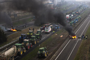 ŠPANCI BLOKIRALI AUTO-PUTEVE ŠIROM ZEMLJE: Nezadovoljni poljoprivrednici palili i gume (FOTO)