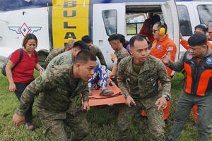 HAOS NA FILIPINIMA Klizište "progutalo" dva autobusa, najmanje 11 povređenih (FOTO)