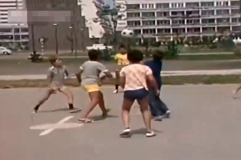 OVAKO SU DEČACI NEKAD IGRALI FUDBAL U BLOKU 45: Snimak iz 1974. godine mnoge vratio u detinjstvo (VIDEO)