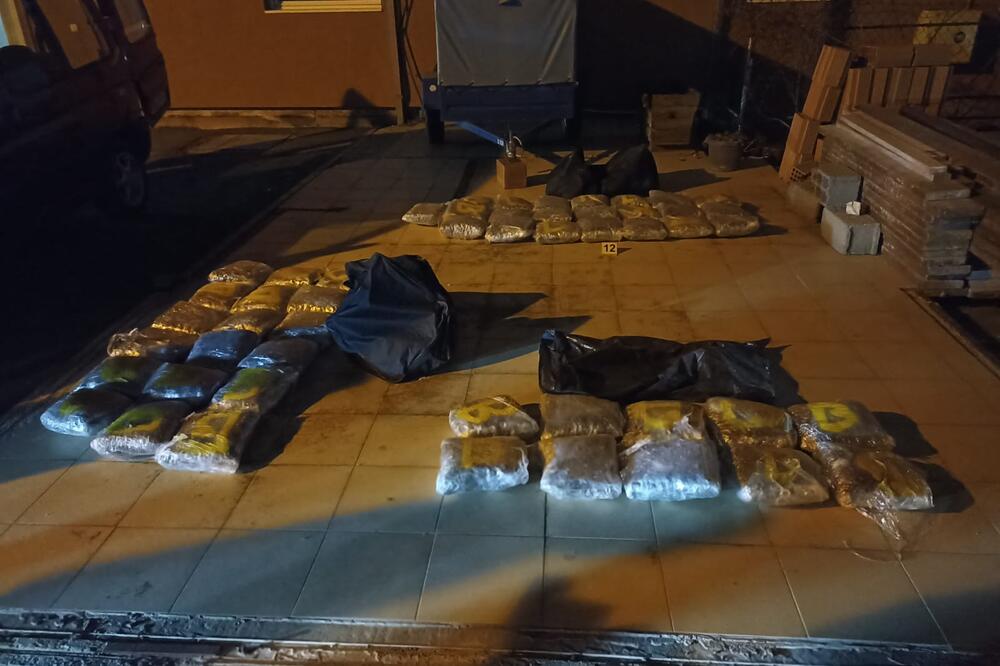 VELIKA AKCIJA HAPŠENJA U BEOGRADU: Zaplenjeno 50 kilograma droge, novac, dva pištolja i 11 mobilnih telefona! (FOTO)