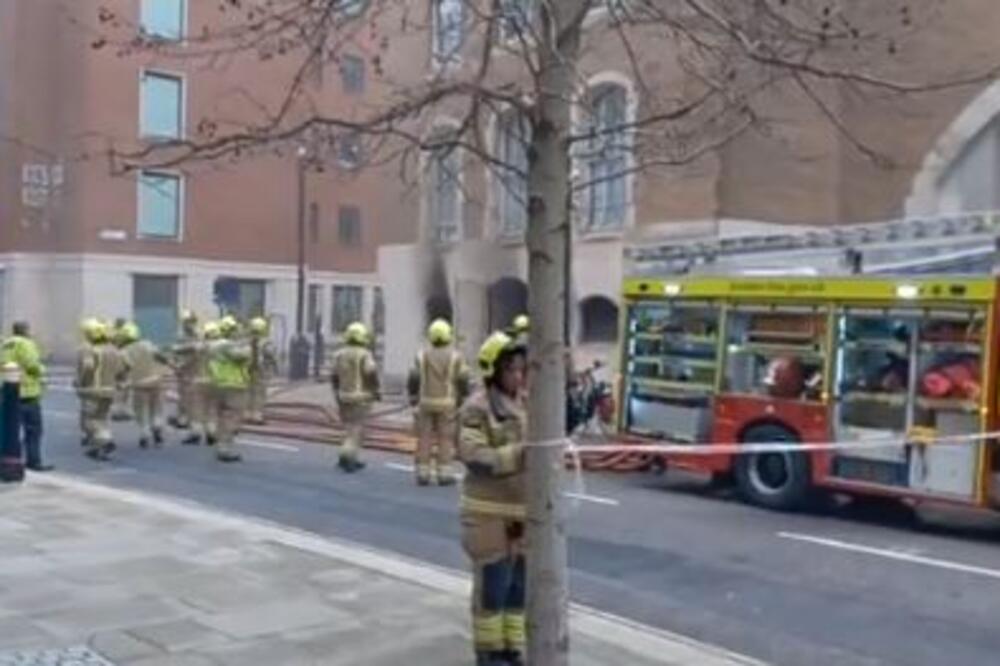 EKSPLOZIJE U LONDONU: Užasne scene na ulicama, vatrogasci na terenu (VIDEO)