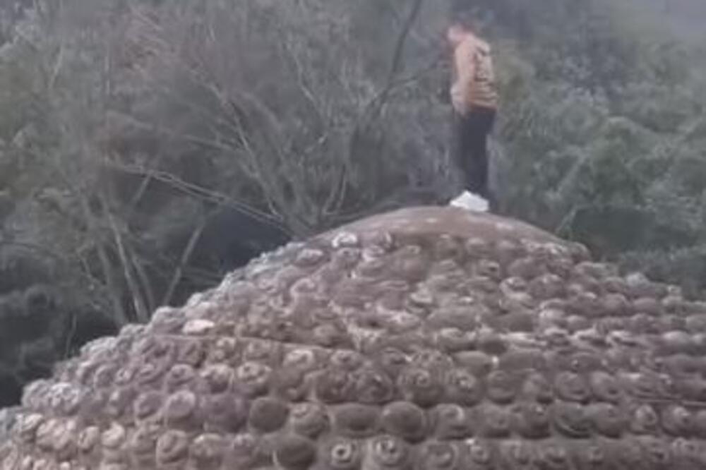 ŠOK SNIMAK ZGROZIO PRISUTNE: Bahati turista se popeo na najveću statuu Bude, a potom je uradio nešto ODVRATNO (VIDEO)