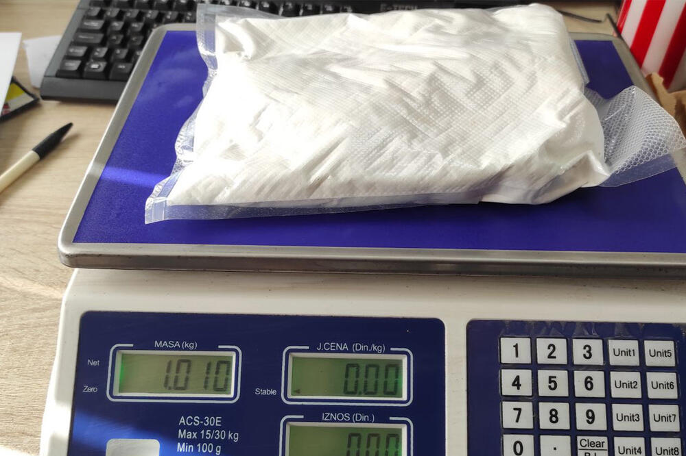 UHAPŠEN MLADIĆ IZ STARE PAZOVE: Policija prilikom pretresa kuće pronašla kilogram droge
