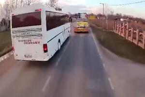 TRAGEDIJA IZBEGNUTA U POSLEDNJEM TRENUTKU: Snimak autobusa koji pretiče kamione ZAPREPASTIO region! "Ljudi se IZGUBILI OD STRAHA"