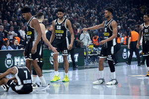 PARTIZAN OBJAVIO SVOJ SNIMAK IZ ARENE! Grobari IZVIŽDALI igrače, LUPALI po tunelu... (VIDEO)