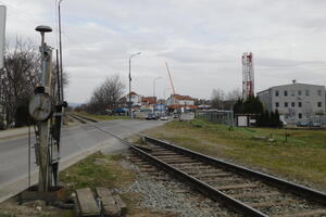 VETAR ODVALIO RAMPU! Vozači oprez na pružnom prelazu u Loznici (FOTO)