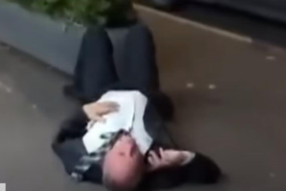 BIVŠI ZAMENIK PREMIJERA PRAVIO BUDALU OD SEBE: Moćnog političara snimili kako mrtav pijan leži nasred ulice (VIDEO)