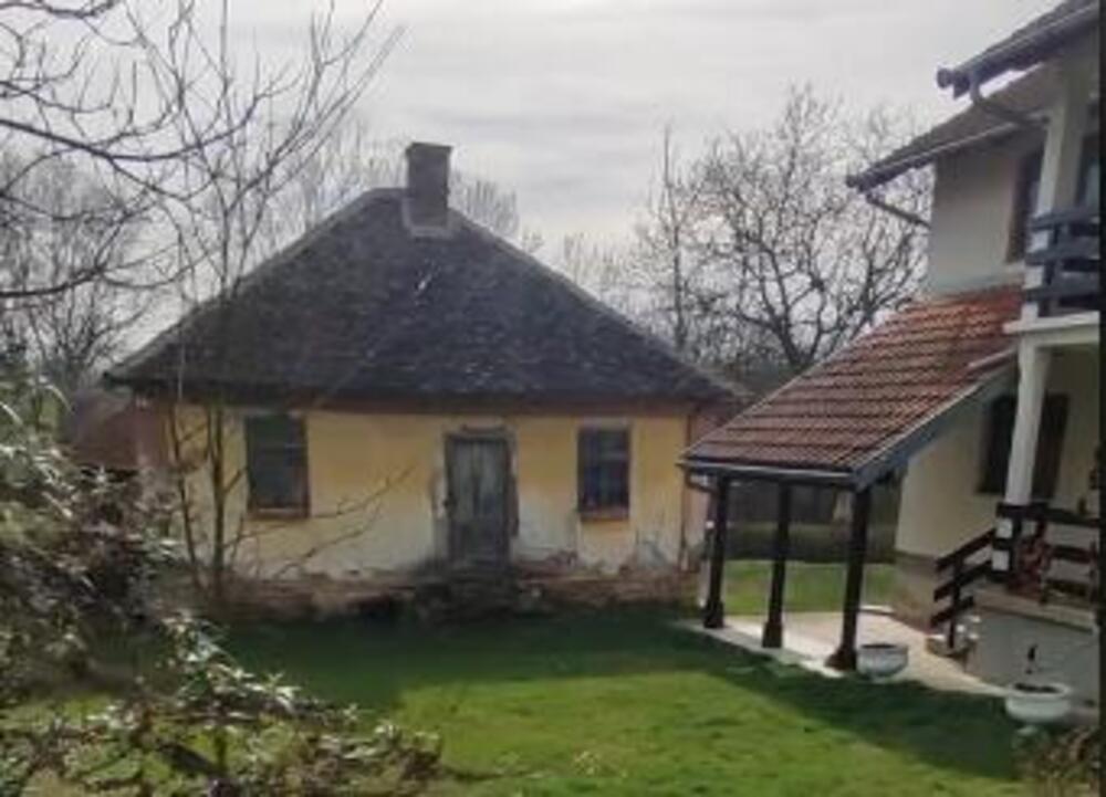 Selo gori a baba se češlja, Petlovac