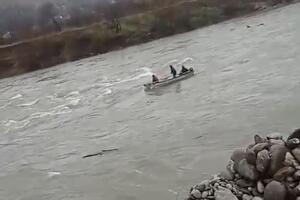 VELIKA DRAMA NA MORAČI: Spasioci od RANOG JUTRA čamcima pretražuju uzburkanu reku! NEMA TRAGA OD NESTALE ŽENE (FOTO)
