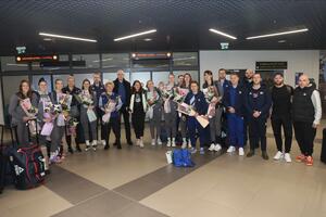 LAVICE STIGLE U BEOGRAD: Košarkašice Srbije obezbedile vizu za Pariz - predsednik KSS ih dočekao na aerodromu (FOTO)
