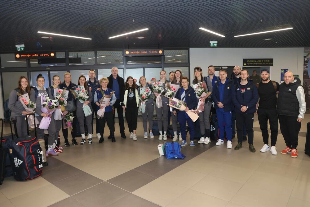 LAVICE STIGLE U BEOGRAD: Košarkašice Srbije obezbedile vizu za Pariz - predsednik KSS ih dočekao na aerodromu (FOTO)