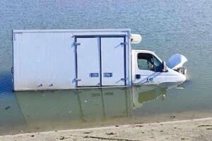 ŠTA SE DOGODILO?! KOMBI ZAVRŠIO U SREBRNOM JEZERU: Vozilo pliva u vodi, prednji kraj udaren! (FOTO)