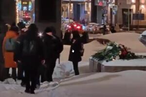 HAPŠENJA DEMONSTRANATA U RUSIJI KOJI SU PROTESTOVALI ZBOG SMRTI NAVALJNOG: Policija sklonila cveće sa spomenika (VIDEO)