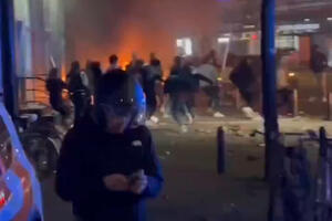 KAMENICE, PIROTEHNIKA, VOZILA U PLAMENU: Protesti u Hagu se oteli kontroli, ima povređenih, a materijalna šteta je OGROMNA (VIDEO)