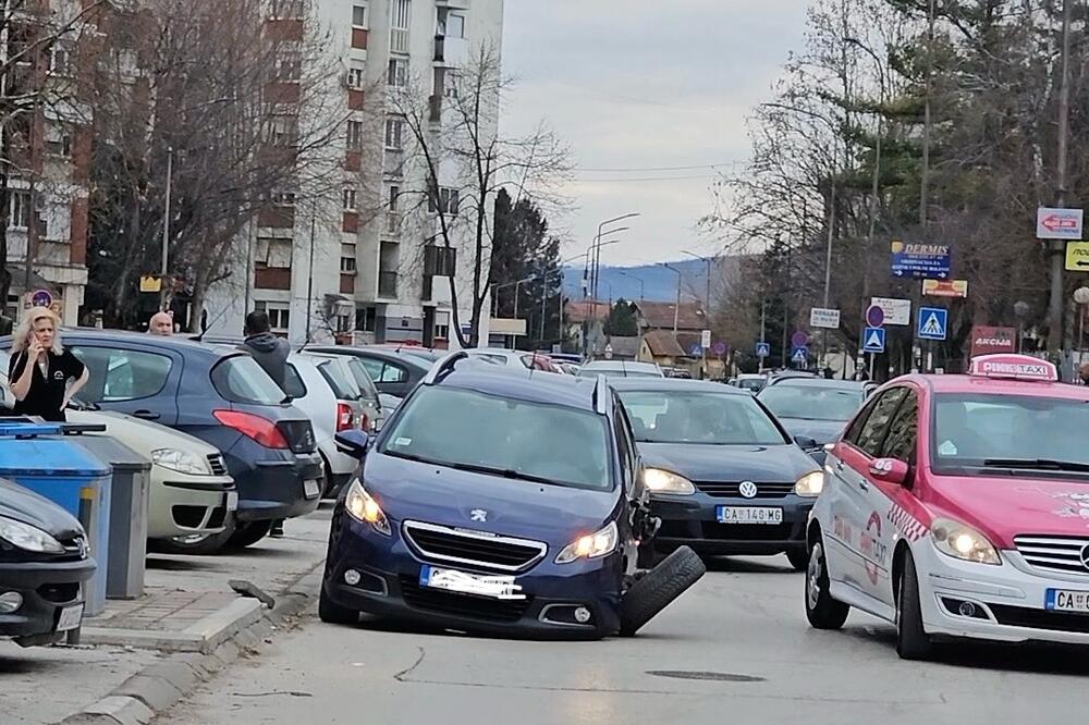 TEŽAK UDES U ČAČKU: Sudarili se pežo i reno, jednom automobilu otpao točak