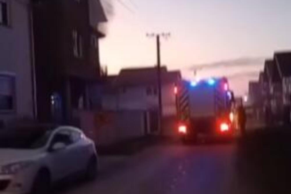 POŽAR U PORODIČNOJ KUĆI U VETERNIKU: Vatra izbila na spratu, dva vatrogasna vozila na licu mesta (VIDEO)