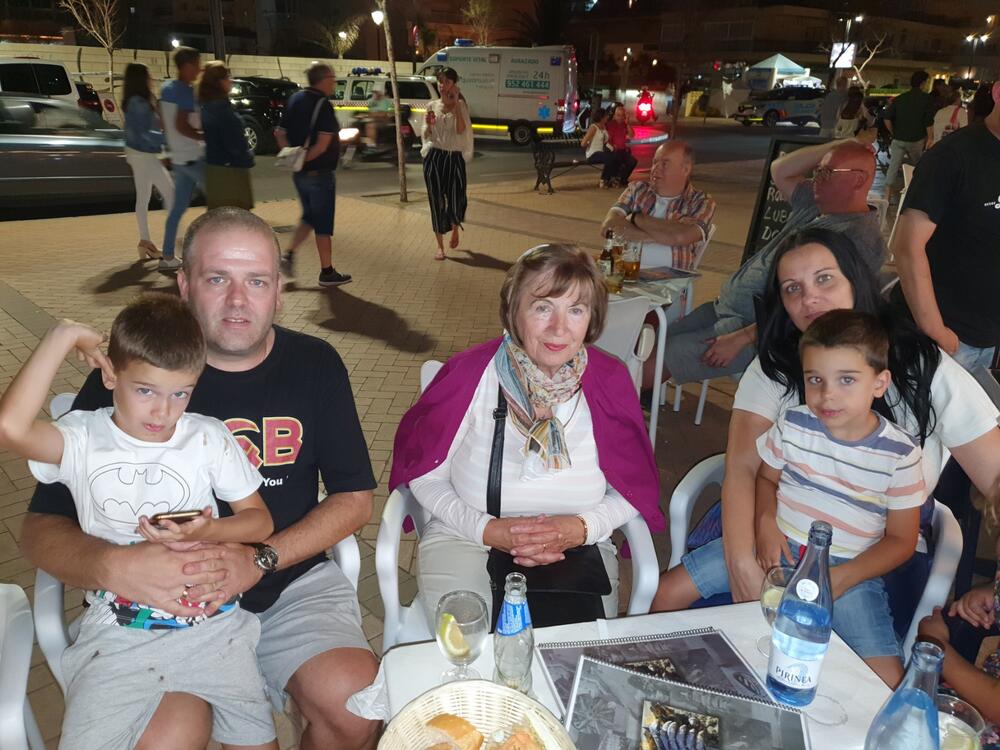 Milan sa suprugom Ivanom, decom i majkom Svetlanom
