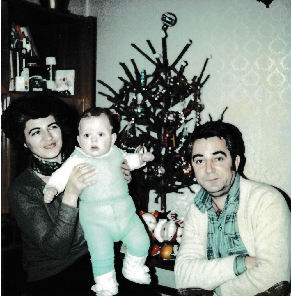 Milan sa roditeljima koji su ga usvojili