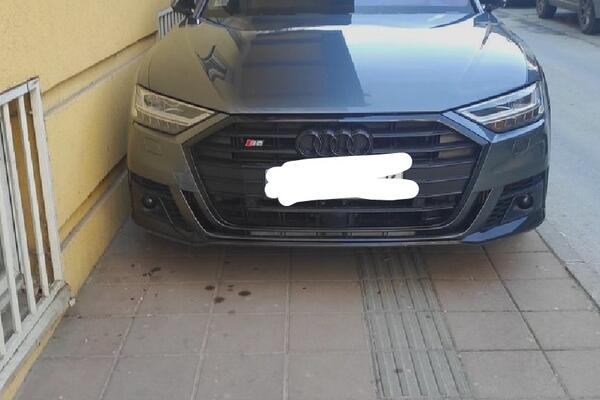 NOVOSAĐANIN PARKIRAO "AUDI" NA SRED STAZE ZA SLEPE! LJUDI POBESNELI!: Bio sam 2 godine NEPOKRETAN, osetljiv sam na ovakve DRIPČINE