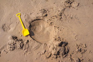 NESHVATLJIVA NESREĆA: Deca kopala rupu na plaži, a par minuta kasnije pesak se urušio i ZATRPAO DEVOJČICU
