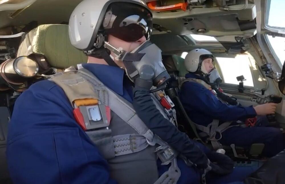 Vladimir Putin (desno) upravlja avionom
