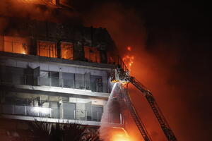 MEĐU MRTVIMA I CELA PORODICA Detalji jezivog požara u Valensiji, izgorele 2 zgrade, vatrogasci uspeli da se probiju do PRVIH TELA